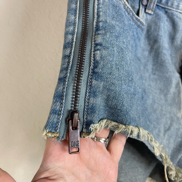 One Teaspoon Side Zipper Outlaw Denim Cutoff Shorts Raw Hem Blue Size 28 - Picture 2 of 12